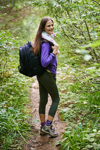 背包徒步旅行到森林里的女人