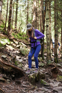 背包徒步旅行到森林里的女人图片
