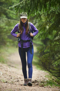 背包徒步旅行到森林里的女人