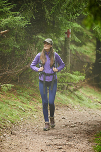背包徒步旅行到森林里的女人