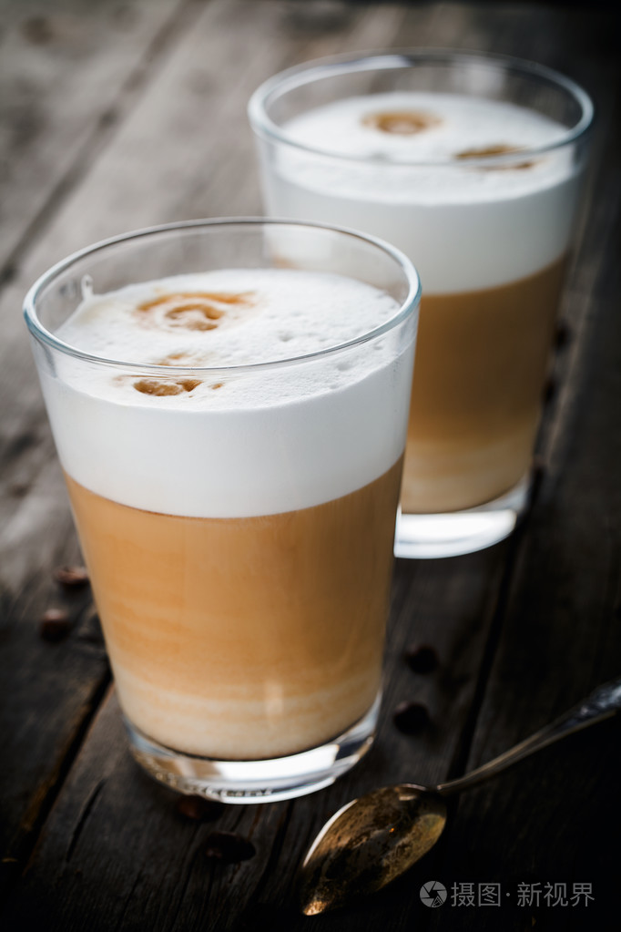 两杯拿铁咖啡