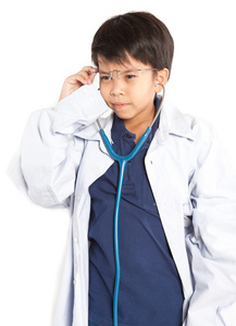 男孩穿着医生用听诊器