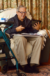 老人使用笔记本电脑