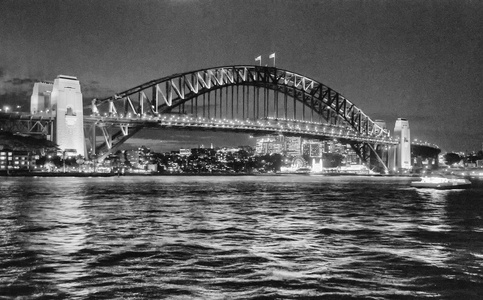 雄伟的海港大桥就在悉尼黄昏