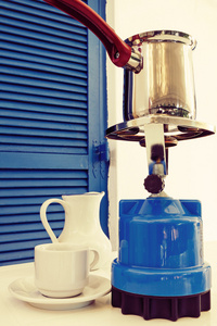 咖啡壶上 primus 炉杯夏天的走廊上。咖啡的概念