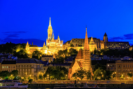 夜景与马蒂亚斯教会在匈牙利首都布达佩斯
