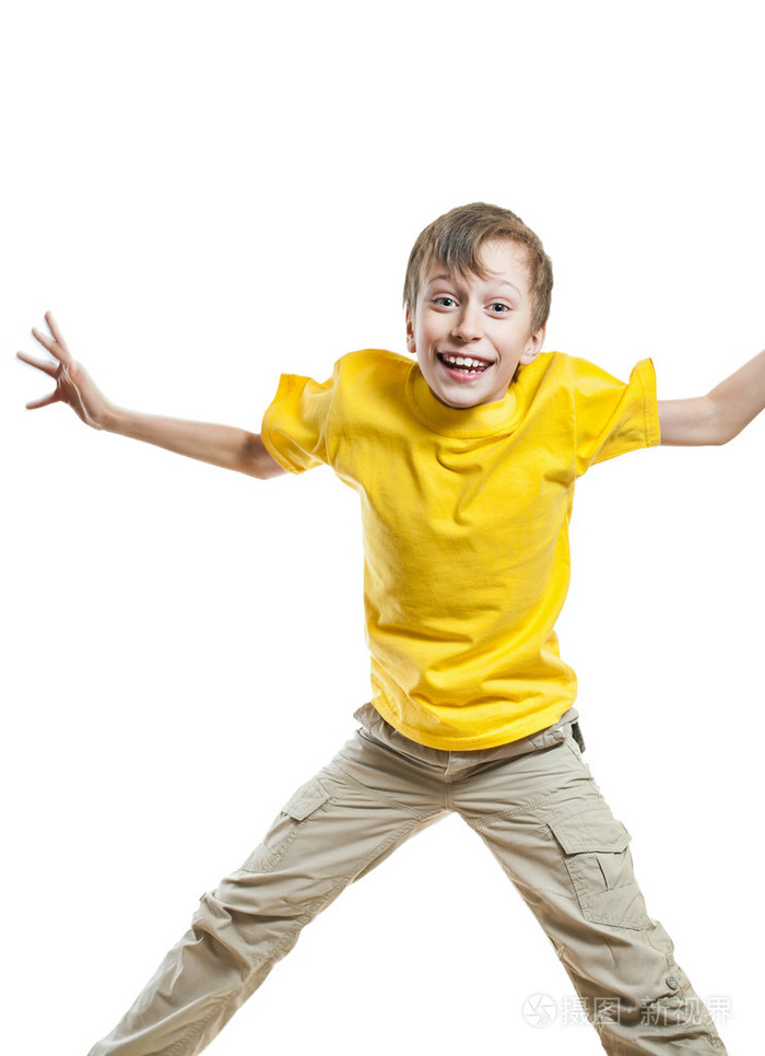 黄色t恤兴奋得又跳又笑在白色的背景美丽有趣的孩子