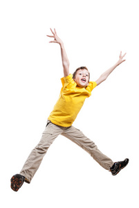 在黄色 t 恤跳跃在兴奋与滑稽的表情滑稽儿童