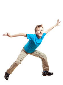 搞笑小孩子的蓝色 t 恤跳在兴奋过白色背景照片