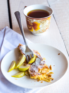 甜点苹果馅饼在白盘子里，叉