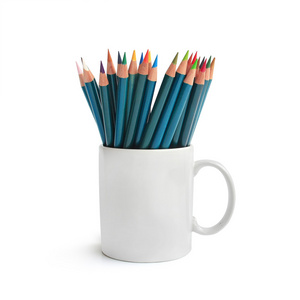 彩色铅笔在杯子上白色隔离