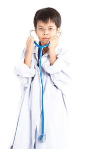 男孩穿着医生用听诊器