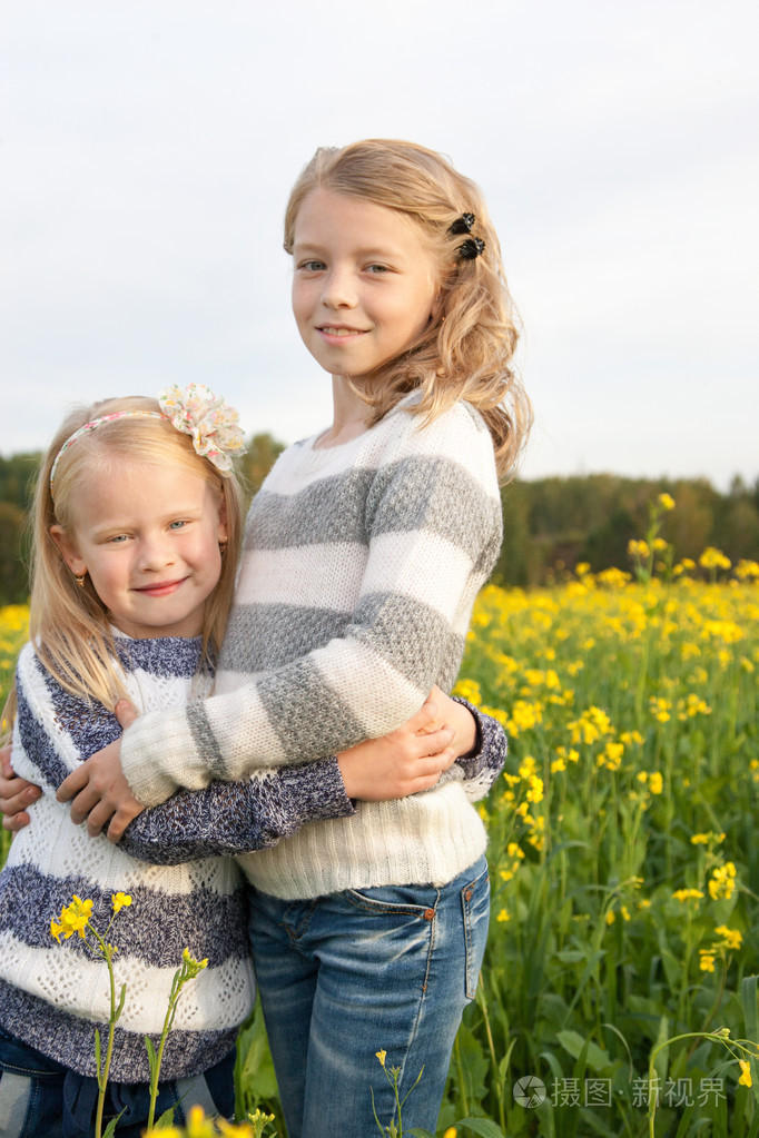 两个拥抱可爱的小女孩的肖像
