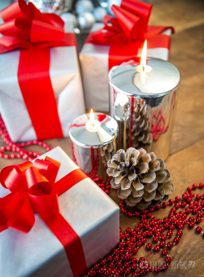 礼物 boses 和圣诞节的蜡烛