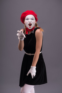 白脸的年轻 mime 女孩的画像