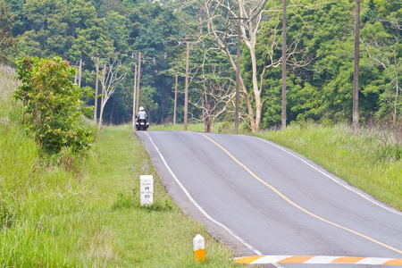 在大街上骑摩托车