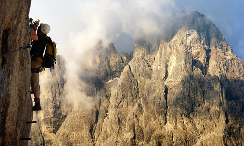 通过 ferrata 或 klettersteig 在意大利登山