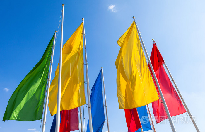 五颜六色的彩旗挥舞着蓝蓝的天空背景上