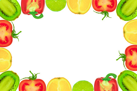 一半的水果和蔬菜在白色背景上的框架照片