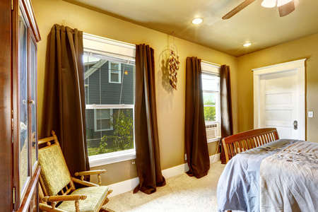 温暖的色调卧室用褐色的窗帘
