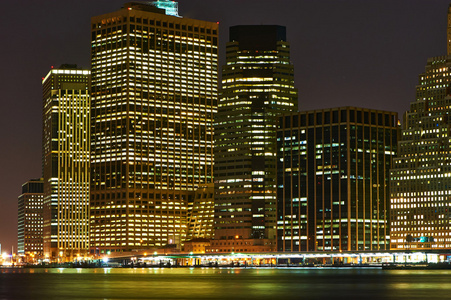 低曼哈顿的天际线景观在晚上从布鲁克林