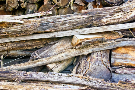 原木和木材制品，在一堆被折叠