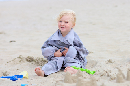 小小快乐的女孩，建造在沙滩上的沙堡