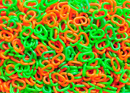 绿色和橙色的塑料链