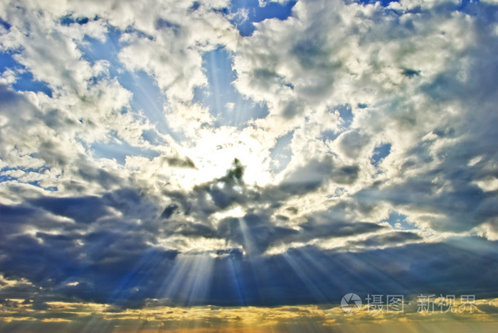 阳光冲破黑暗的雨云
