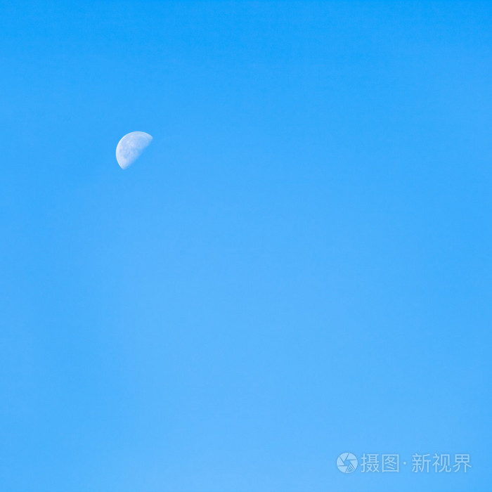 月亮在晴朗的蓝色秋天早晨的天空