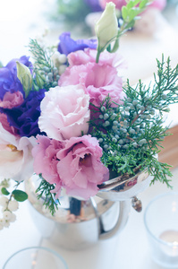 紫色和粉色的 eustomas 的花束