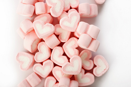 粉色心形白色背景上的棉花糖图片