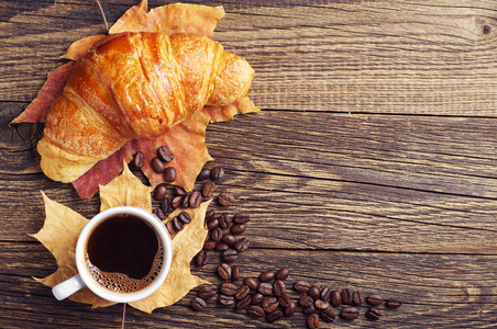 咖啡，牛角包，秋天的落叶