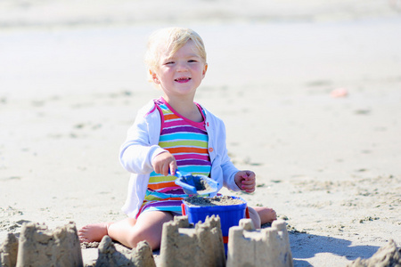 小小快乐的女孩，建造在沙滩上的沙堡