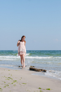 在海滩上的女孩