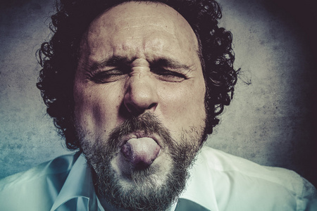 搞笑的表情白衬衫的男人照片