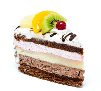 一块巧克力蛋糕有糖衣和孤立的新鲜水果