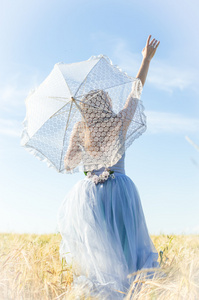 女人穿着球，打着白色的伞