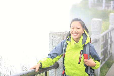 女人名徒步旅行者在高峰期的中国峨眉山