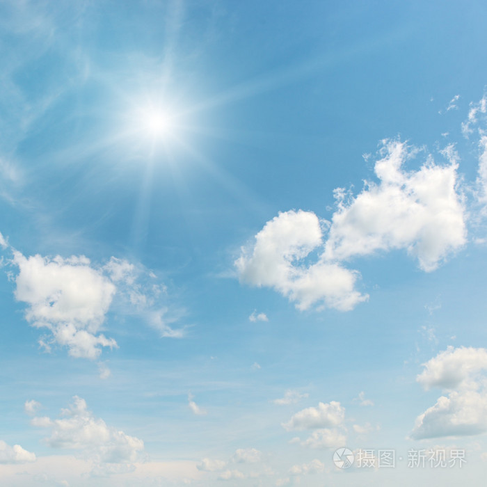 蓝蓝的天空上的太阳