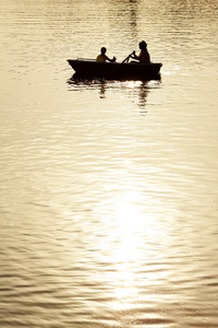人们漂浮在湖上的小船上