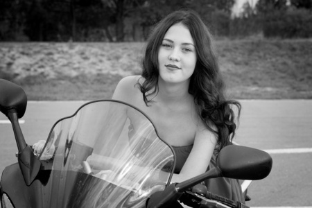 女孩和一辆摩托车图片