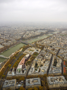 查看巴黎从埃菲尔铁塔上的