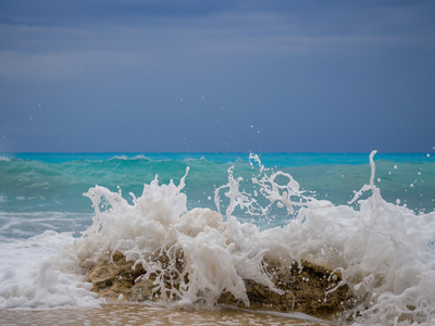 在多石的海滩上的海浪