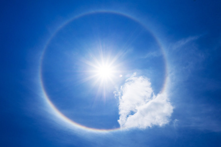 云在天空中的太阳光环照片