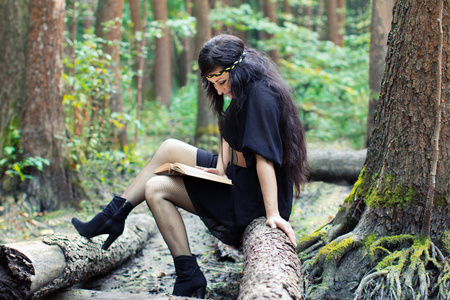 绿色森林里看书的女孩