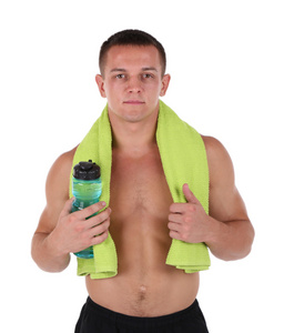 英俊年轻的运动员着白色衬底上分离出的水的毛巾和瓶