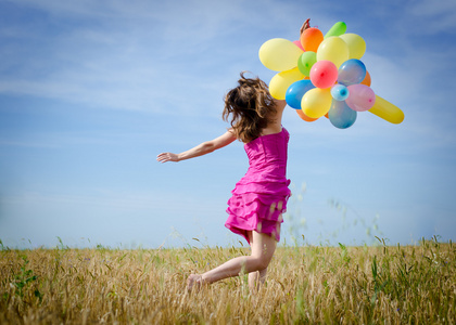 天空蓝图片唯美运行或在田里走的图片开心的美丽金发碧眼的年轻女子抱