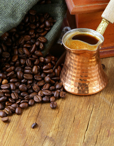 静物画的咖啡豆放进一个袋子和铜咖啡壶