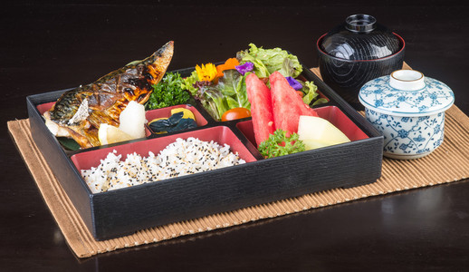 日本料理。午餐盒套餐的背景